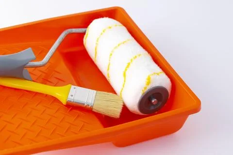 Paint can, roller and paint tray for painting wall on the floor Foto stock