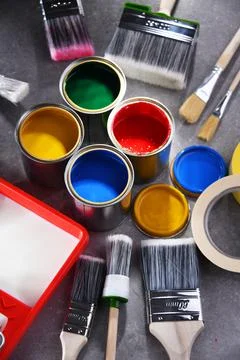 Paint cans and paintbrushes of different size  for home decorating purposes. Foto stock
