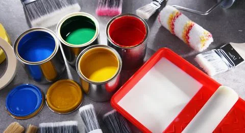 Paint cans and paintbrushes of different size  for home decorating purposes. Foto stock