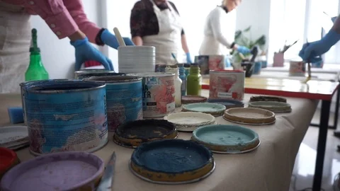 Paint cans on the table. People in aprons. Master Class. Artistic education Vídeo Stock 107778737
