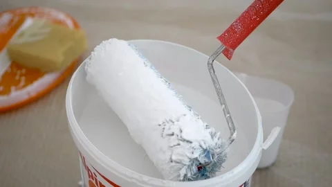 To paint the ceiling with white paint use a paint roller Stockbeeldmateriaal 236457785