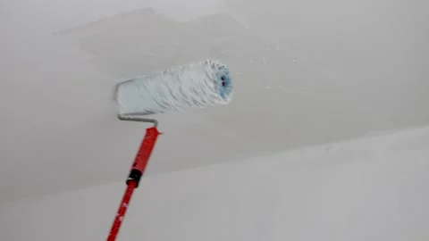To paint the ceiling with white paint use a paint roller Stockbeeldmateriaal 236457833