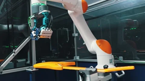 Paint control - using robot arm, checking the modern guitar 库存影片 274473788