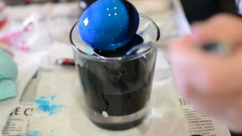 Paint Easter eggs in a glass in blue 動画素材 88152831