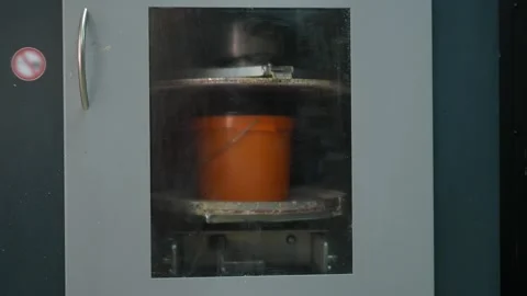 Paint Mixing Machine Shakes Bucket of Paint To Mix Видео 291586945
