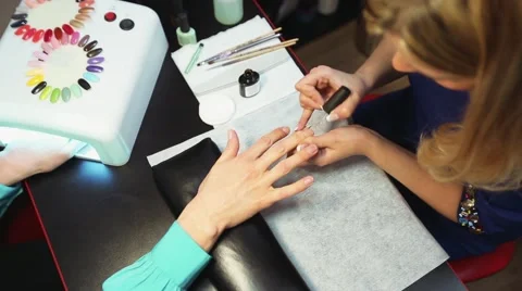 Paint nails with varnish and drying in the UV light Vidéo 60597579