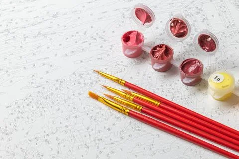 A paint-by-numbers canvas with numbered sections, red-handled paintbrushes, a 스톡 사진