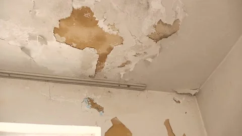 Paint peeling off of the old building, paint peeling on the wall, spilling .. 库存影片 234007592