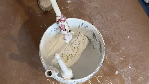 Paint roller dipping into a bucket for home renovation Vidéo 341362979