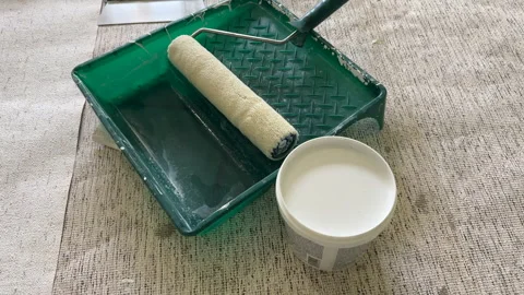Paint roller with paint in container room. Painting the walls in a room 스톡 동영상 273109544
