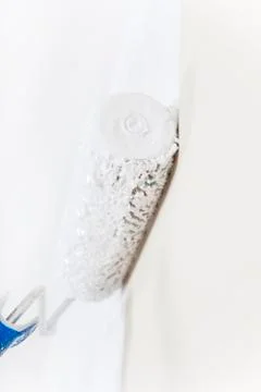 Paint roller with white paint Stock-Fotos