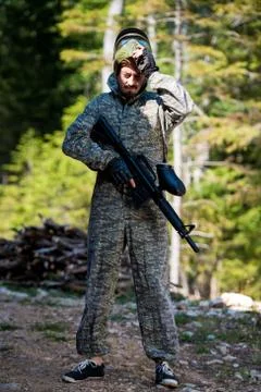 Paintball player preparing for battle Stock-Fotos