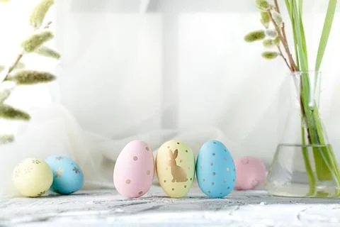 Painted bright eggs on the table and willow branches, easter morning Foto stock