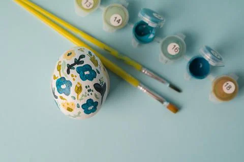 Painted chicken egg in floral pattern. DIY craft for easter holidays with kids 스톡 사진