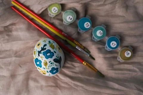 Painted chicken egg in floral pattern. DIY craft for easter holidays with kids Foto stock