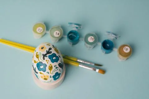 Painted chicken egg in floral pattern. DIY craft for easter holidays with kids Foto stock