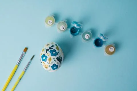 Painted chicken egg in floral pattern. DIY craft for easter holidays with kids Foto stock