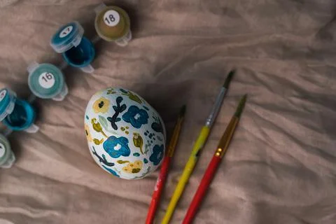 Painted chicken egg in floral pattern. DIY craft for easter holidays with kids 스톡 사진
