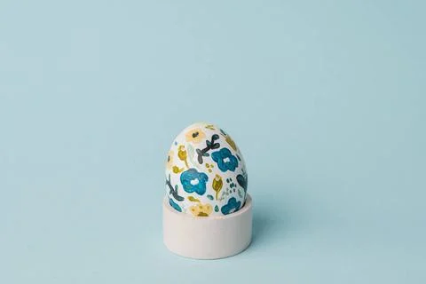 Painted chicken egg in floral pattern. DIY craft for easter holidays with ... Foto stock