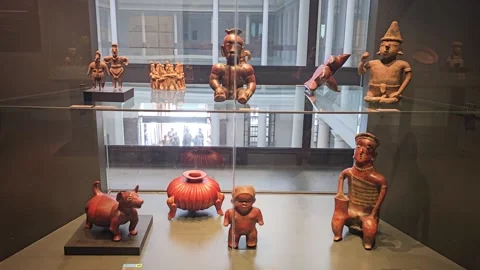 Painted Clay Figures in Display Case, Museo Chileno de Arte Precolombino, Chile Video stock 331543940