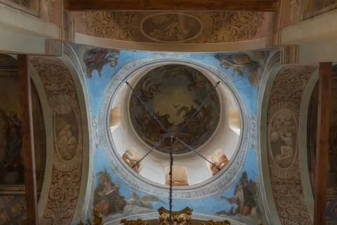 A painted dome with biblical scenes - in the interior of St. Nicholas Cathedral Foto stock