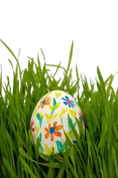 Painted easter egg in grass Foto stock