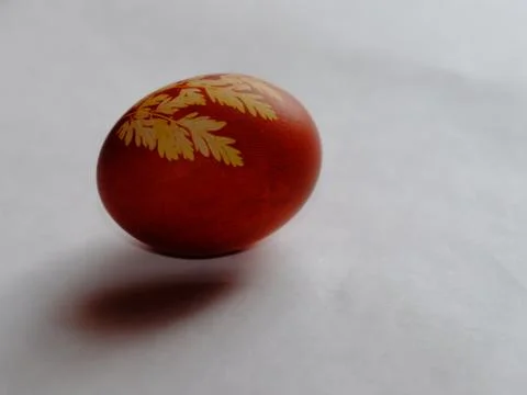 Painted Easter egg on a white background. Floral pattern on a red eggshell. 스톡 사진