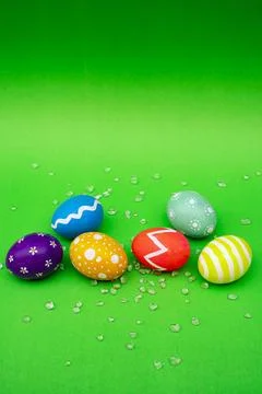 Painted Easter Eggs in Different Colors and Patterns On Vibrent Green Backg.. Foto stock