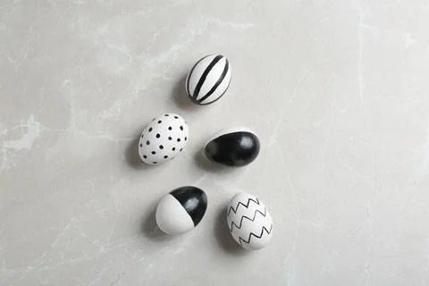 Painted Easter eggs on grey background, flat lay Foto stock