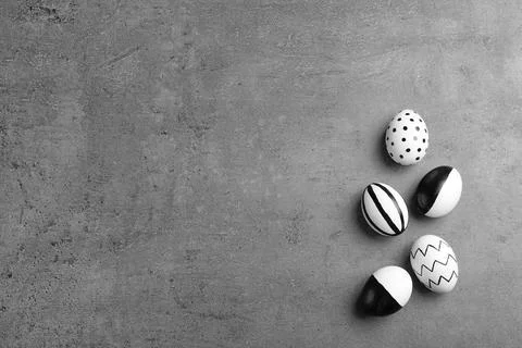 Painted Easter eggs on grey background, flat lay with space for text 스톡 사진
