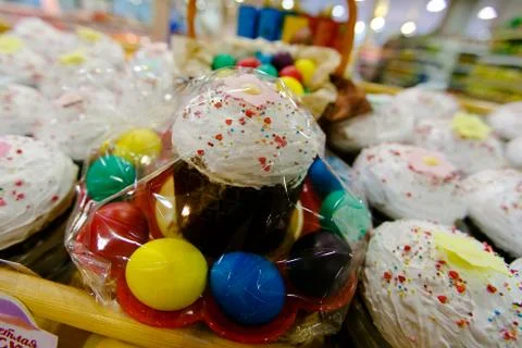 Painted Easter eggs lie in a wicker basket along with a festive Easter cake. Foto stock