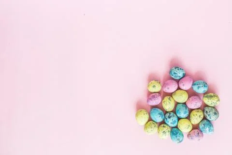 Painted easter eggs lying on pink background. Top view. Flat lay. Place for t Foto stock