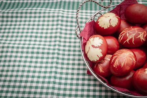 Painted Easter eggs in onion husks with abstract drawings are in a basket Stock Photos