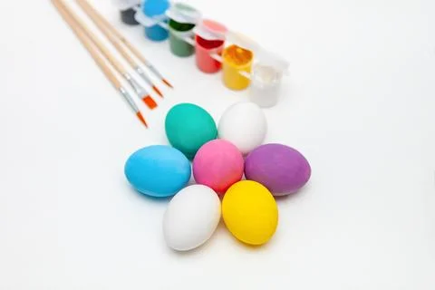Painted Easter eggs with paints and brushes Foto stock