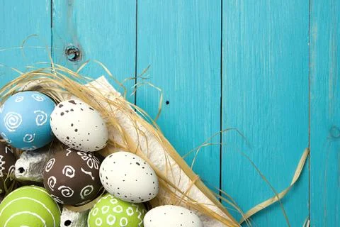 Painted easter eggs on a turquoise wooden background. Foto stock
