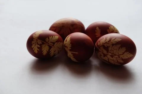 Painted Easter eggs on a white background. Floral pattern on a red eggshell. 스톡 사진