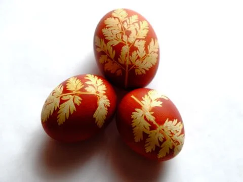 Painted Easter eggs on a white background. Floral pattern on a red eggshell. 스톡 사진