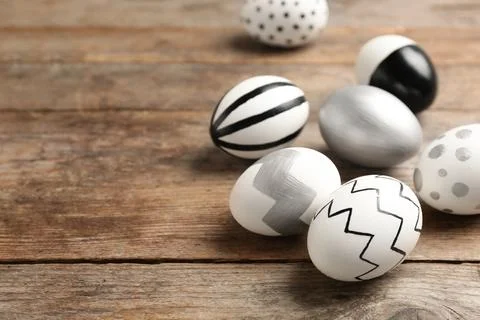Painted Easter eggs on wooden background. Space for text 스톡 사진
