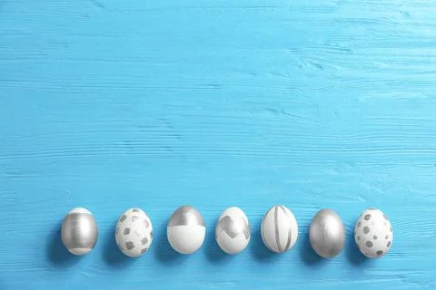 Painted Easter eggs on wooden background, flat lay with space for text 스톡 사진
