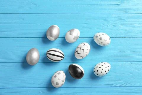 Painted Easter eggs on wooden background, flat lay 스톡 사진