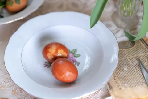 A painted egg with an ornament in a plate for Easter Stock-Fotos