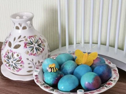 Painted eggs and Easter decor 스톡 사진