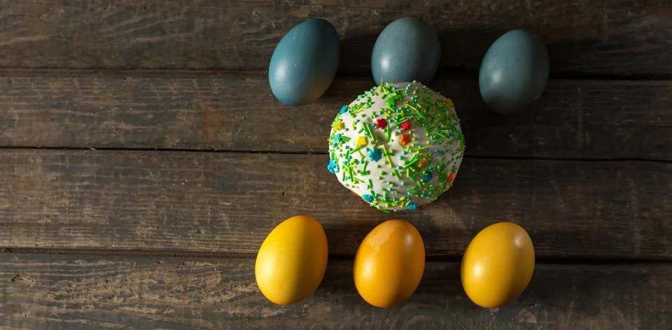 Painted eggs for Easter in the colors of the flag of Ukraine and an Easter ca Foto stock
