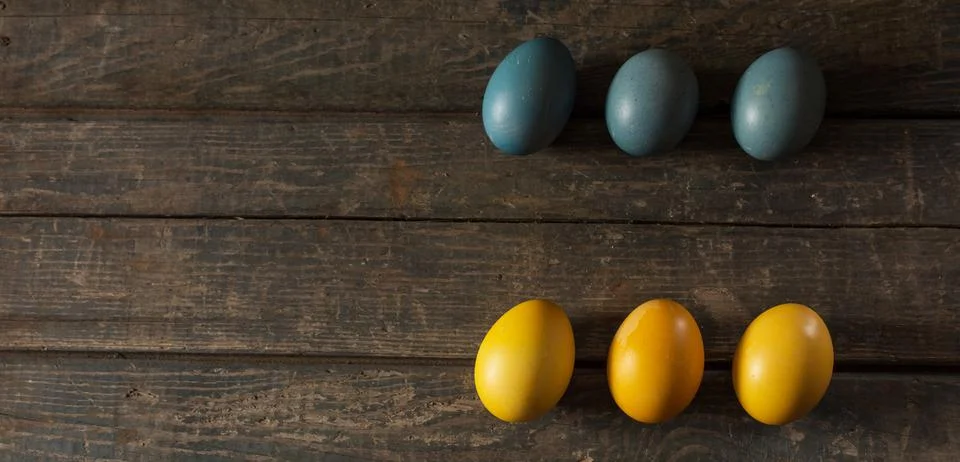 Painted eggs for Easter in the colors of the flag of Ukraine. Yellow and blue Stock-Fotos