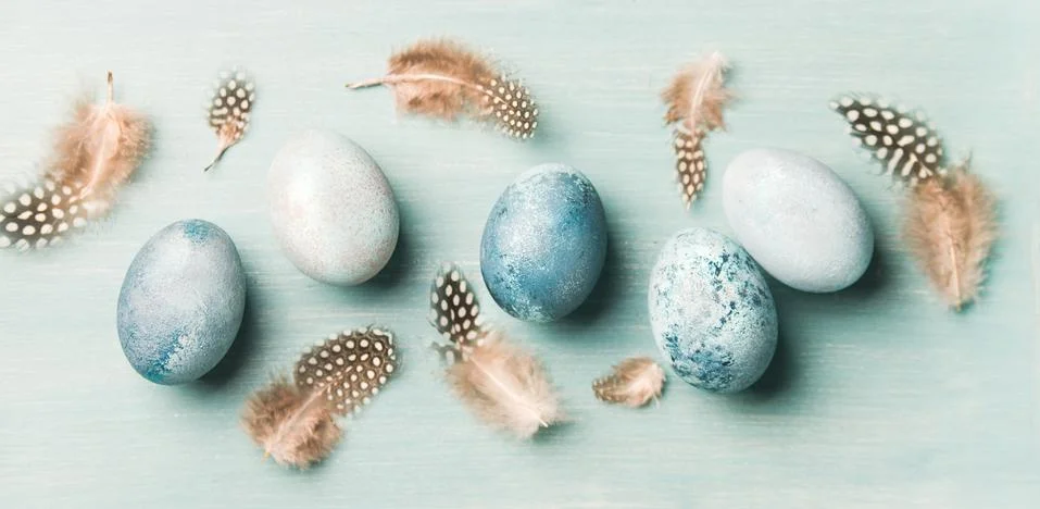 Painted eggs for Easter over light blue background Foto stock