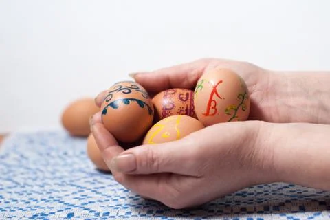 Painted eggs on hand Foto stock