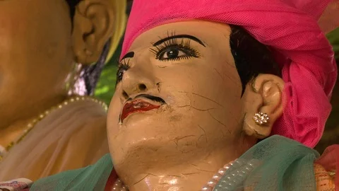 A painted statue with a scarf Stock Footage 112676888