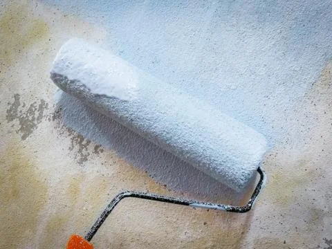 Painted wall background paint roller on building construction site interior d Stockfoto's