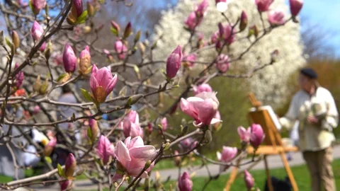 Painter Among the Lilacs Stockbeeldmateriaal 106965736