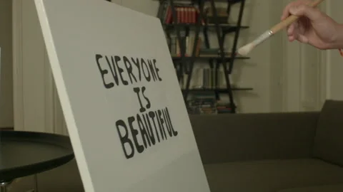 Painter believes everyone is beautiful Vídeos de archivo 200849783